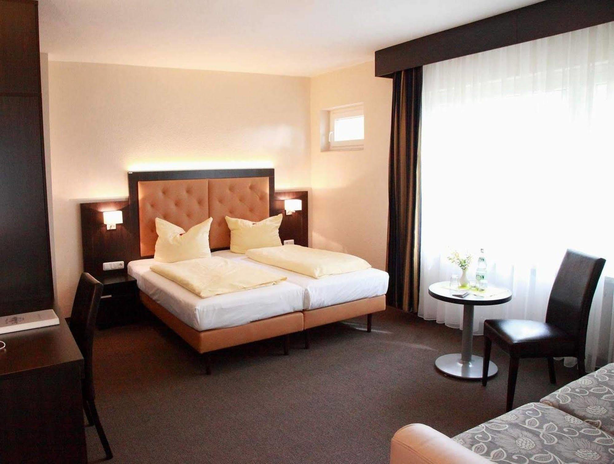 Hotel Zur Heidebluete Hambühren Esterno foto