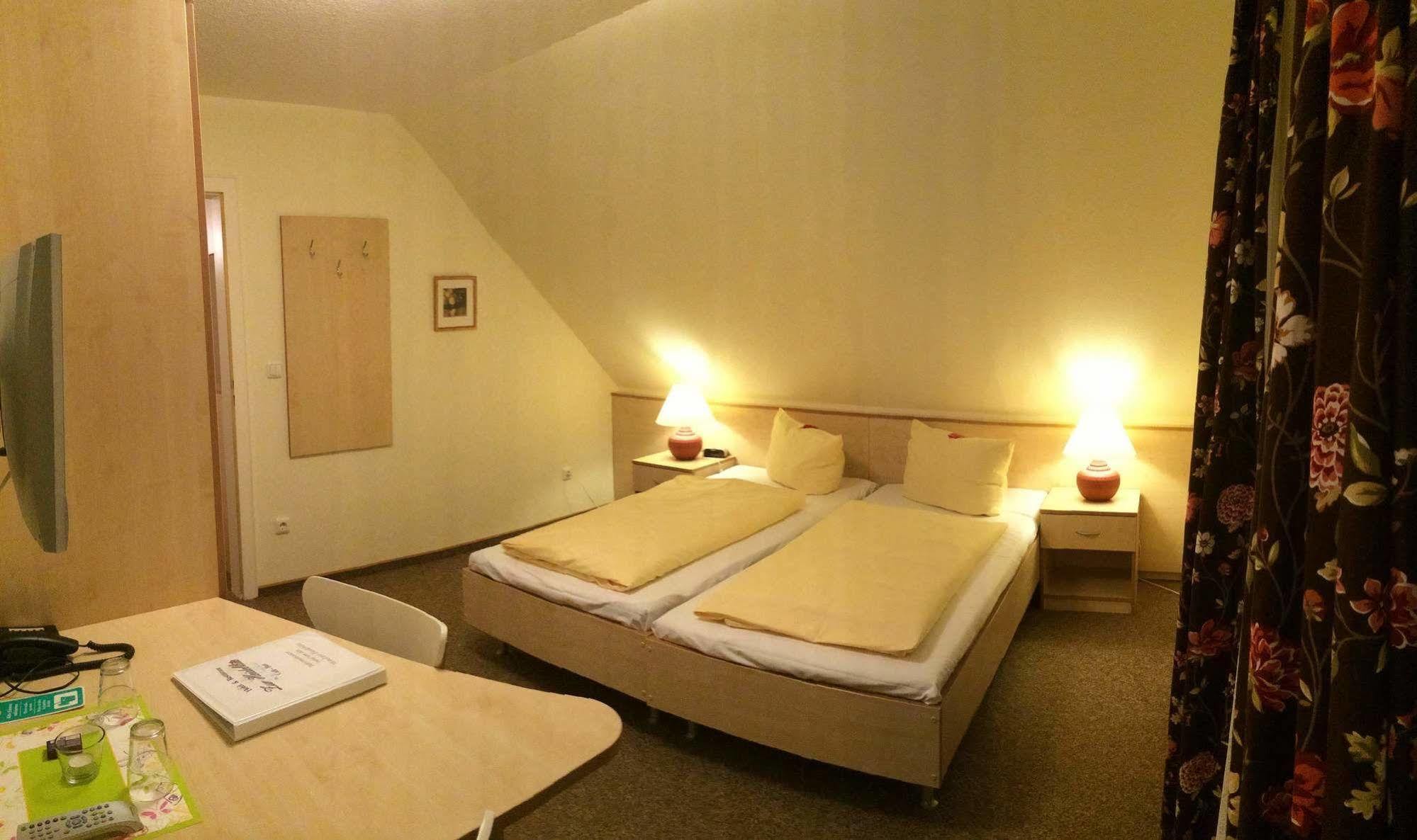 Hotel Zur Heidebluete Hambühren Esterno foto