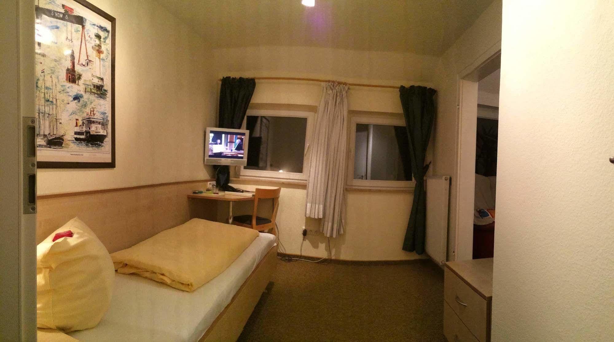 Hotel Zur Heidebluete Hambühren Esterno foto