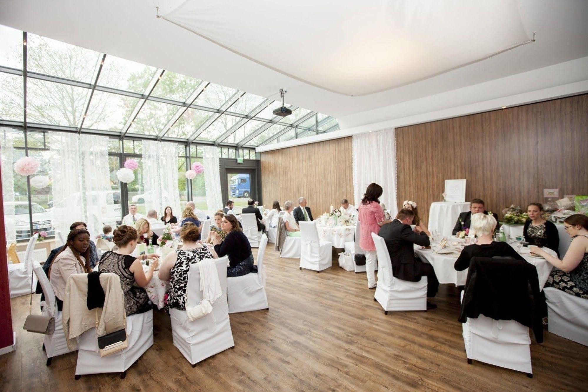 Hotel Zur Heidebluete Hambühren Esterno foto