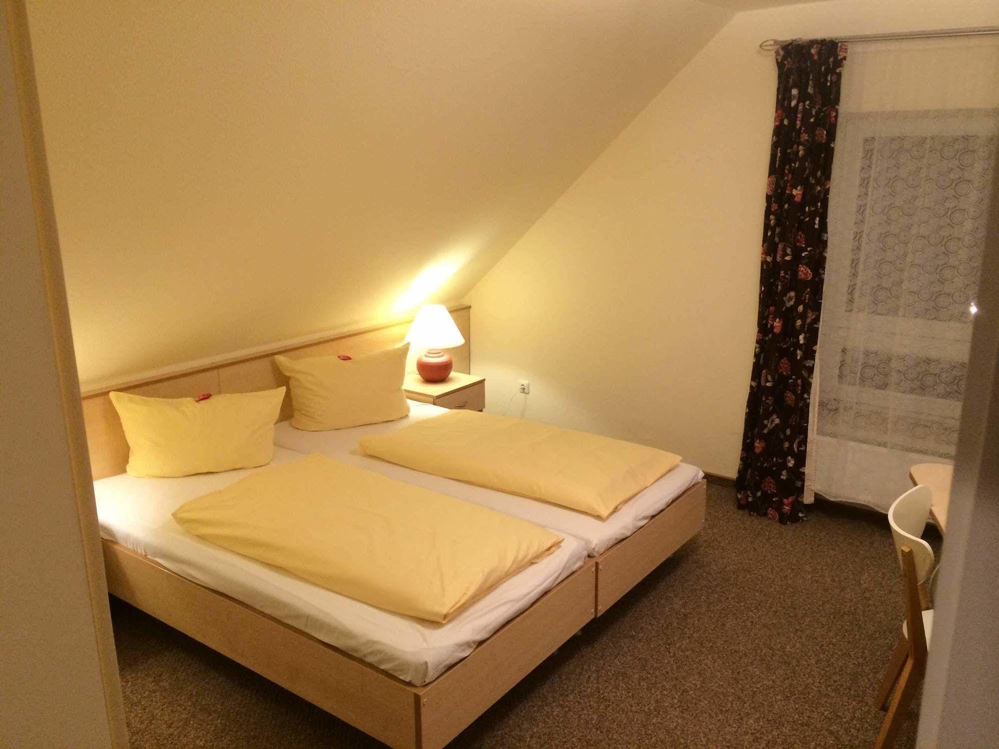 Hotel Zur Heidebluete Hambühren Esterno foto