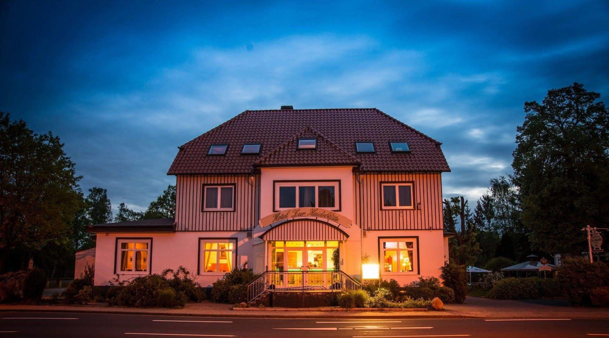 Hotel Zur Heidebluete Hambühren Esterno foto