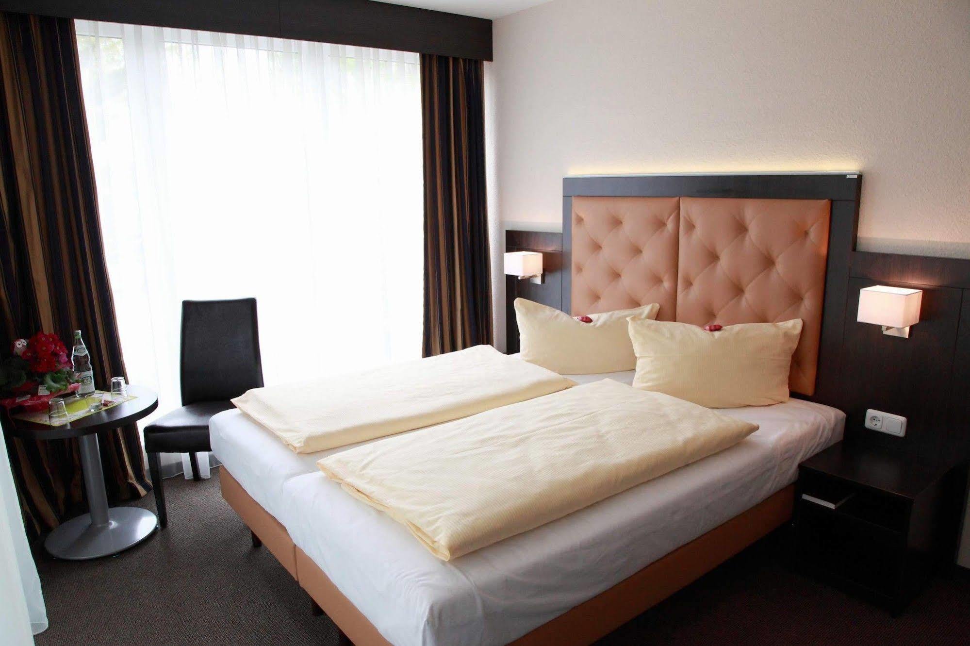 Hotel Zur Heidebluete Hambühren Esterno foto