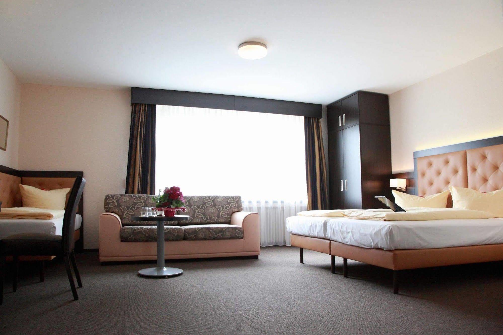 Hotel Zur Heidebluete Hambühren Esterno foto